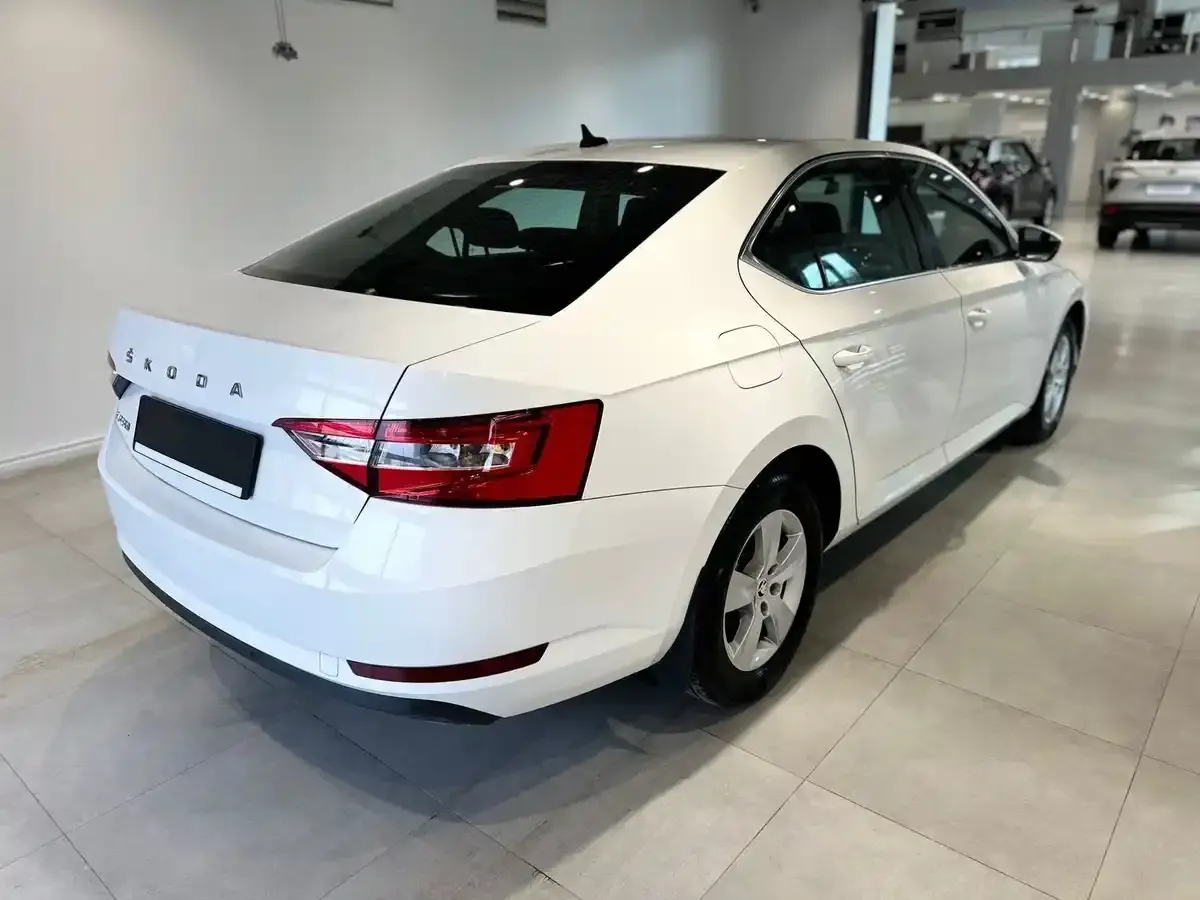 Skoda Superb Combi — фото 6