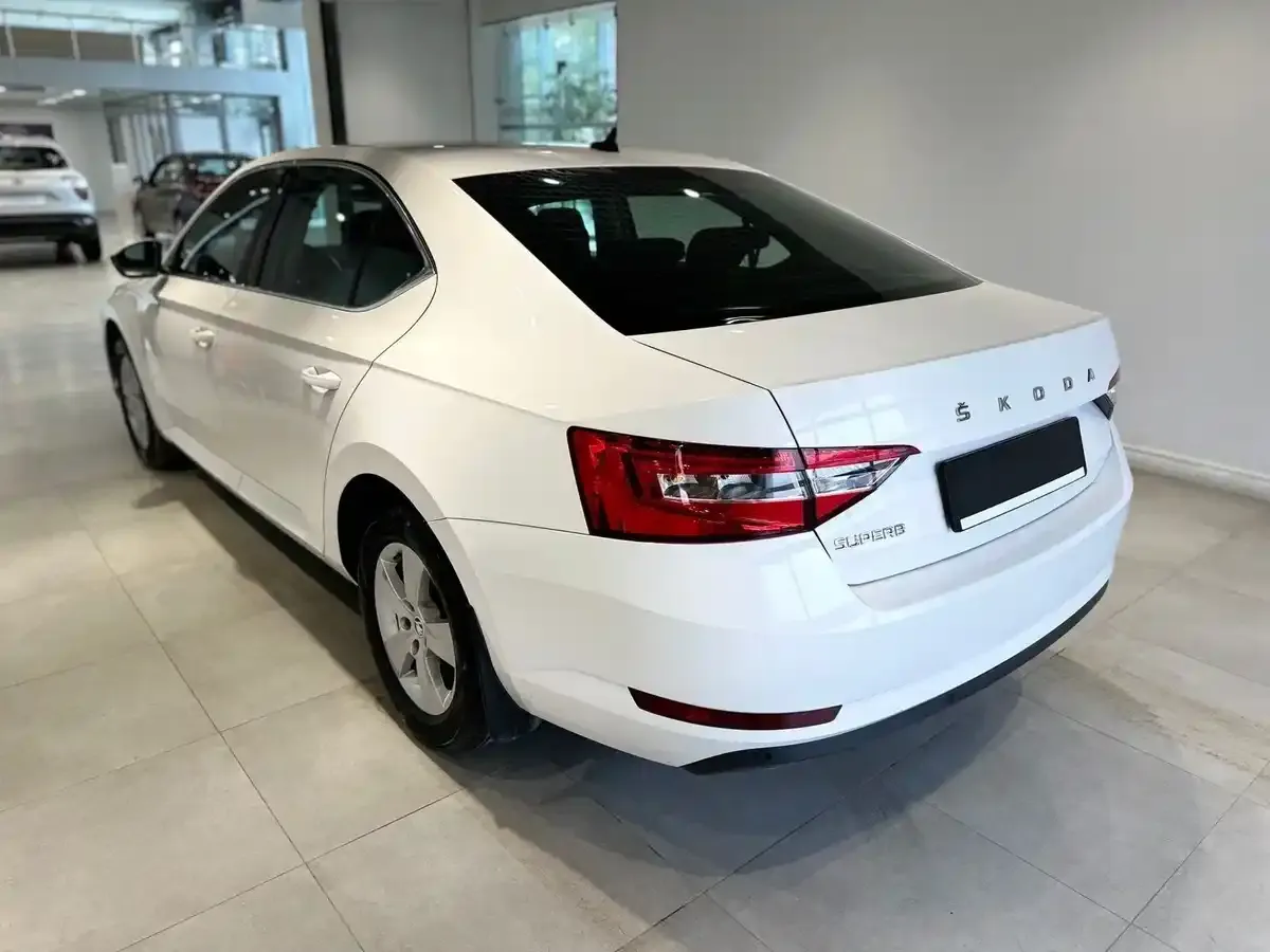 Skoda Superb Combi — фото 7
